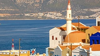 L'antica moschea di Kastellorizo. Sullo sfondo, le le case di Kas, in Turchia