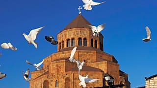 Голуби у собора Пресвятой Богородицы в Степанакерте/Ханкенди