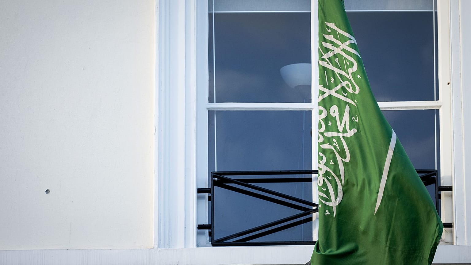 أمام مقر السفارة السعودية في لاهاي - هولندا 