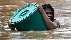 Vamco Tayfunu'nun vurduğu Filipinler'de başkent Manila sular altında