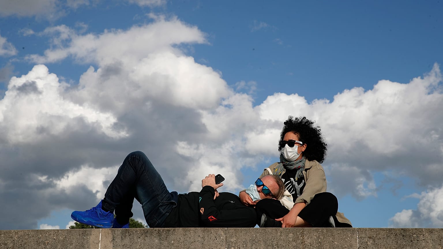 Paar mit Masken in Paris, 23.05.2020