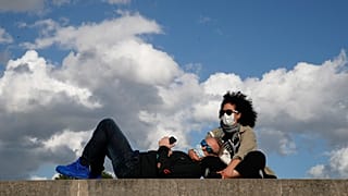 Paar mit Masken in Paris, 23.05.2020