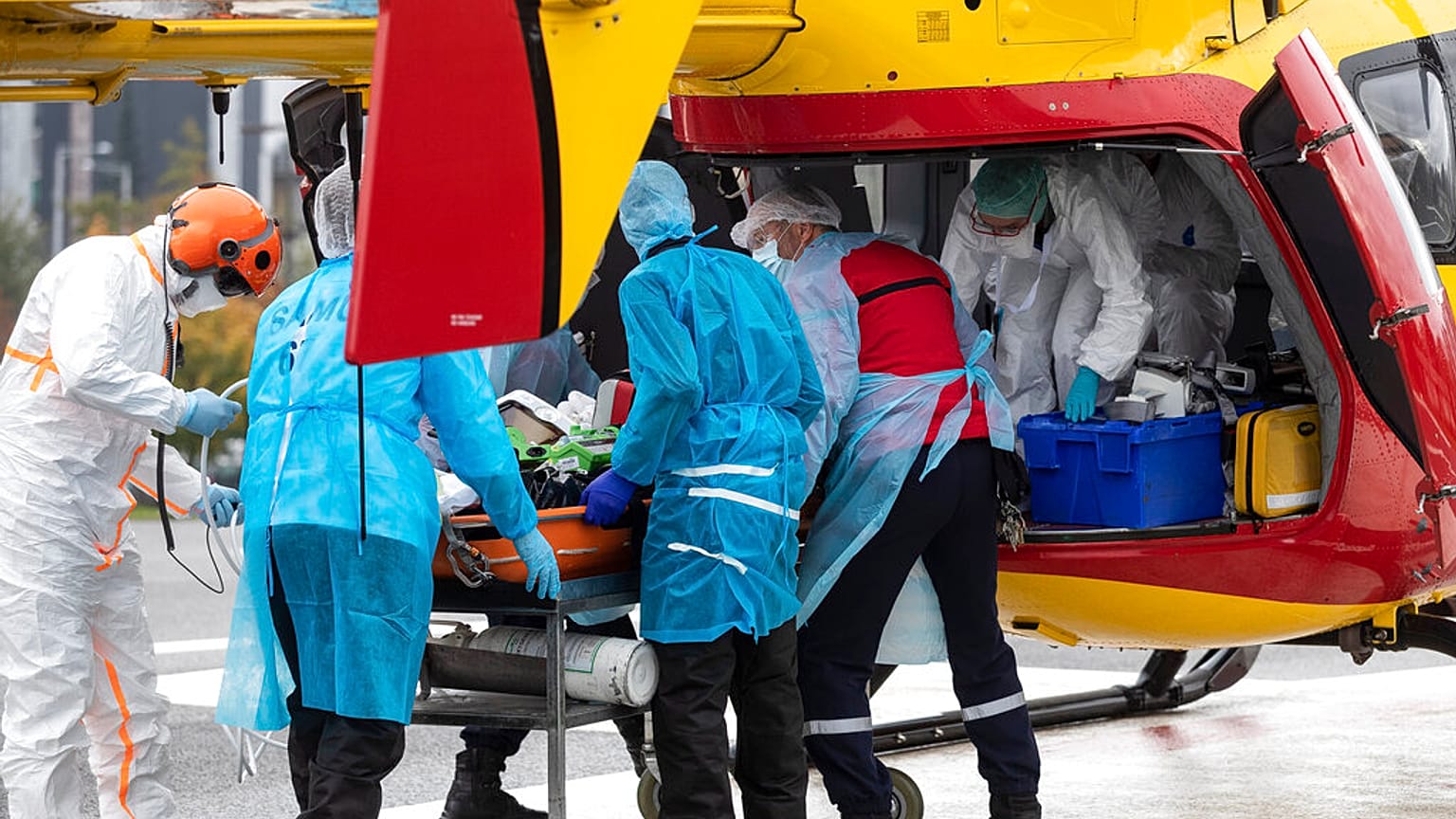Un paziente, proveniente dal distretto sanitario ormai saturo di Lione, viene trasferito nell'ospedale Hautepierre di Strasburgo, Francia