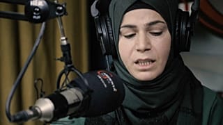 Dans les locaux de Gardenya FM, la journaliste Chirine