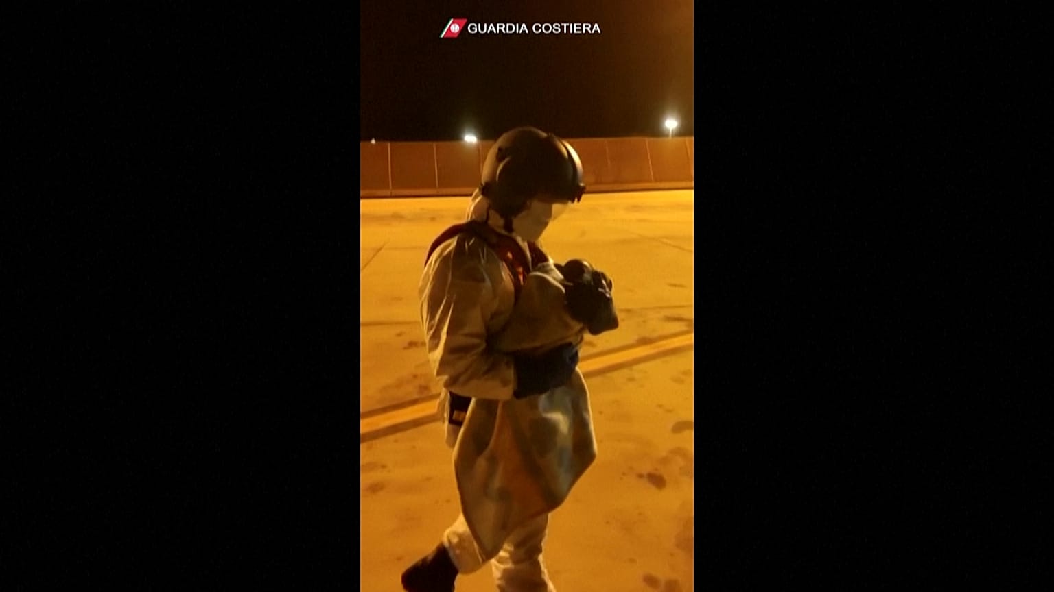 إطاليا/ إنقاذ رضيع على يد خفر السواحل