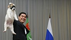 قربانقلی بردی محمداُف، رئیس جمهوری ترکمنستان در حال اهدای یک قلاده سگ اصیل ترکمن به ولادیمیر پوتین، رئیس جمهوری روسیه، سال ۲۰۱۷