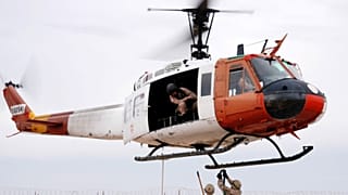 Archives : un hélicoptère des forces américaines de la Force multinationale et observateurs au Sinaï, le 29 janvier 2004 