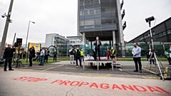 Ellenzéki tüntetés a közmédia székháza előtt