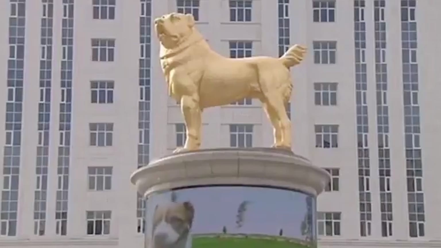 Az aranyozott kutyaszobor Aşgabat egyik főterén