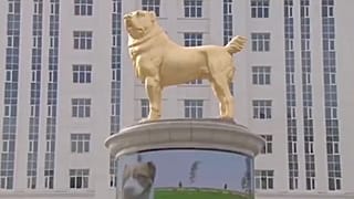 Az aranyozott kutyaszobor Aşgabat egyik főterén
