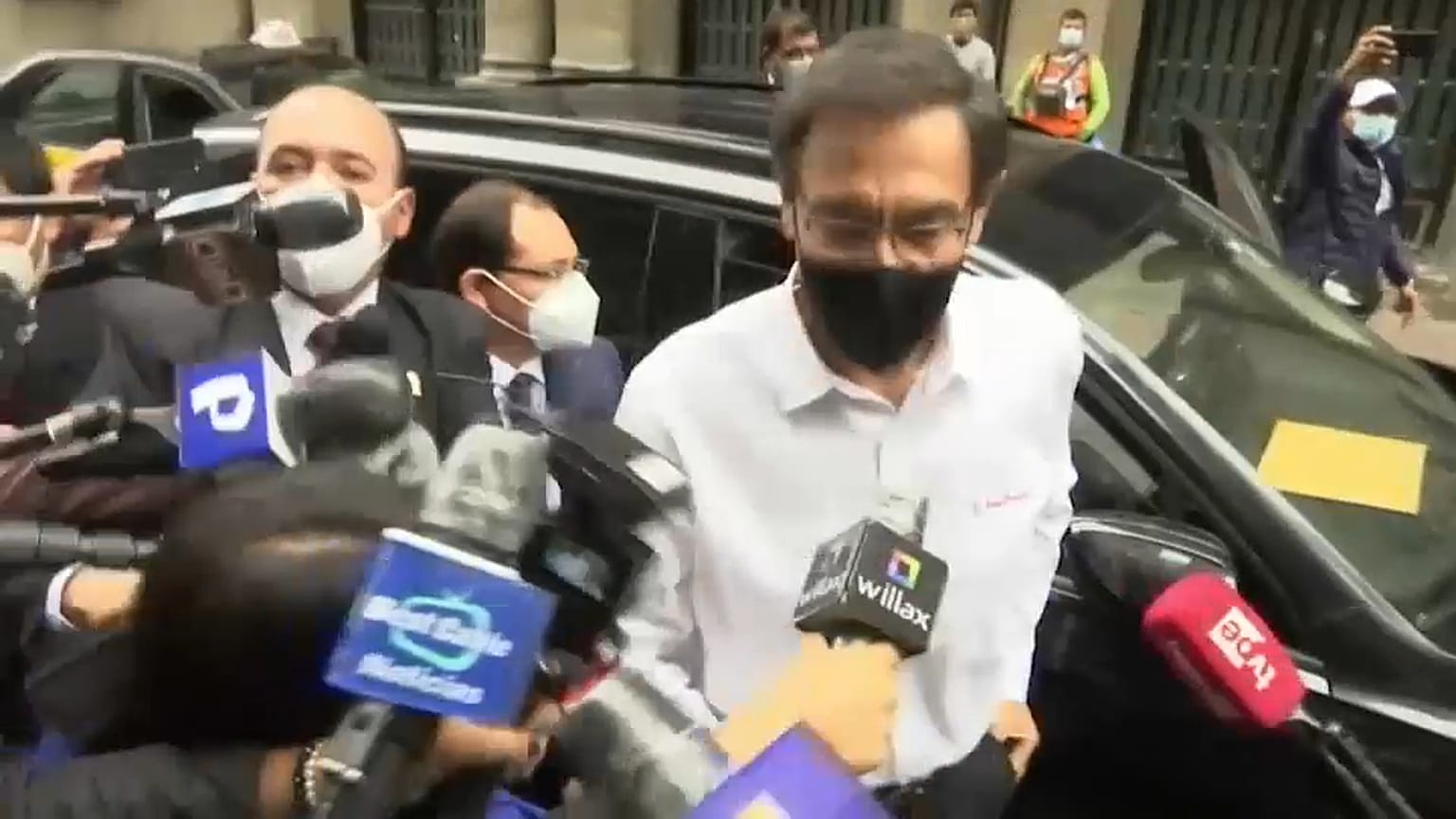 El expresidente peruano Martín Vizcarra rodeado de periodistas a su llegada a la sede de la Fiscalía