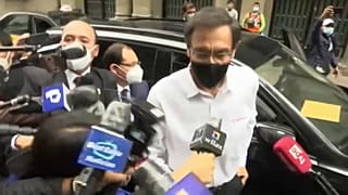 El expresidente peruano Martín Vizcarra rodeado de periodistas a su llegada a la sede de la Fiscalía