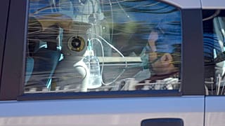 Un hombre recibe oxígeno en un coche aparcado fuera del Hospital Cotugno de Nápoles