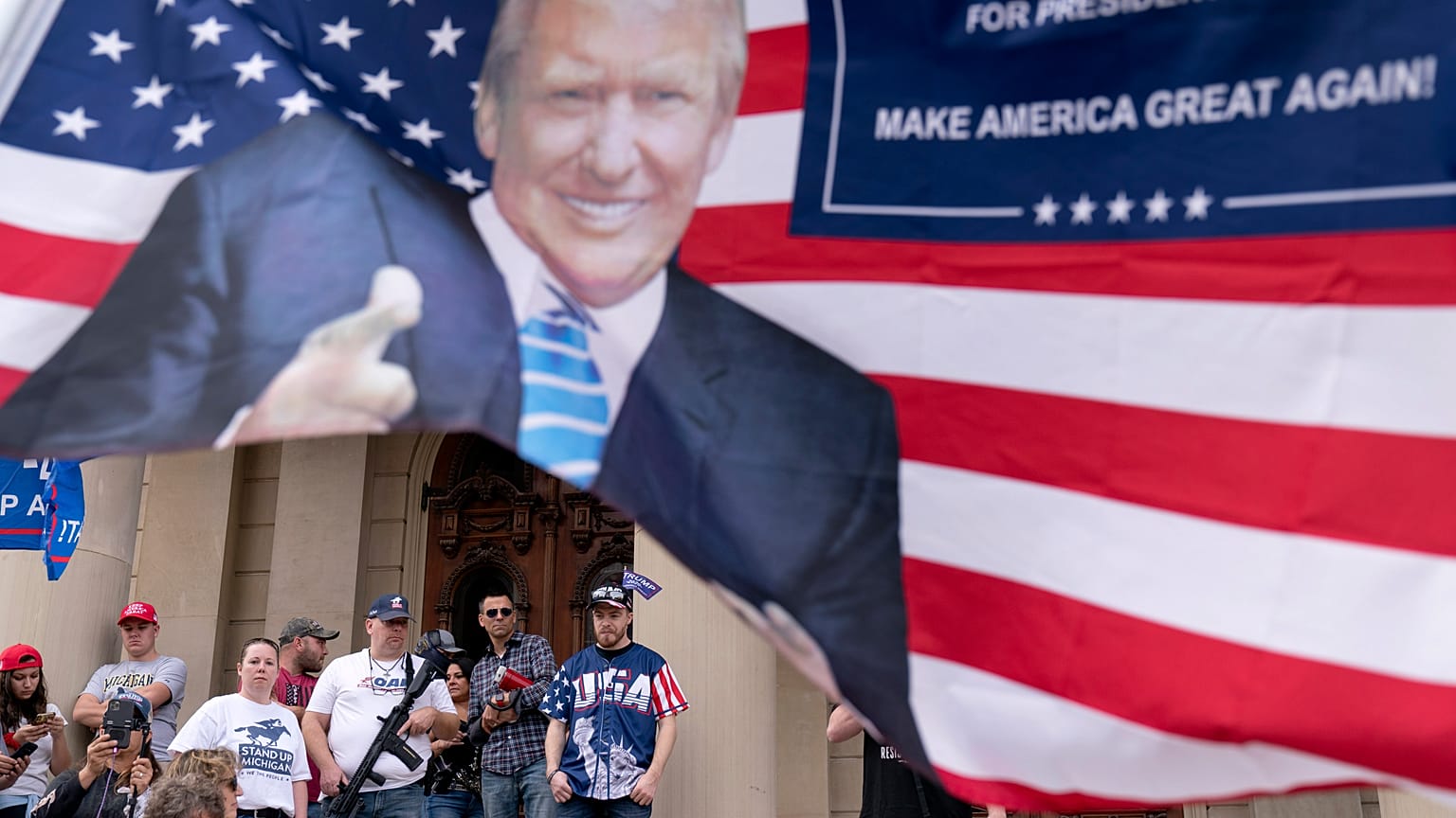 Partidarios de Trump en las escaleras del Capitolio de Míchigan. 8/11/2020