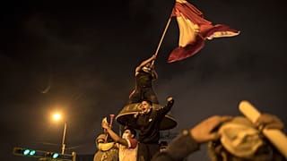 Manifestantes en la plaza San Martín de Lima, Perú