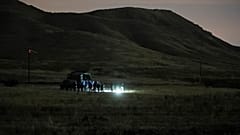 Армянские и российские военные осматривают место падения вертолета Ми-24.