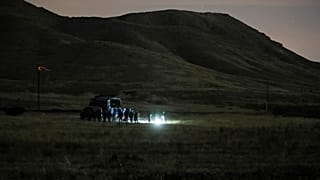 Армянские и российские военные осматривают место падения вертолета Ми-24.