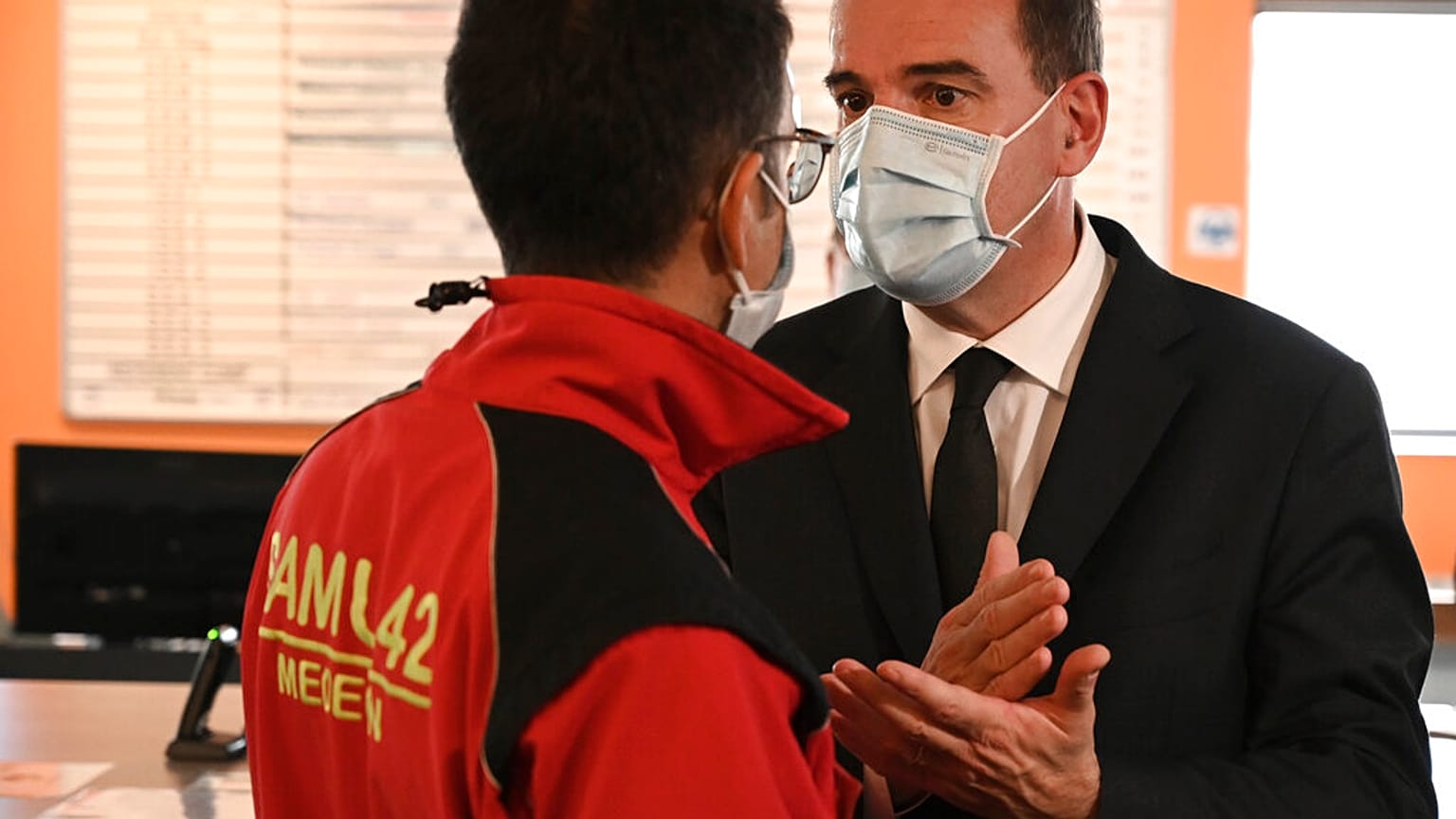 Saint Etienne, Francia: il premier Jean Castex parla con un'operatore dei servizi d'emergenza