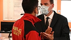Saint Etienne, Francia: il premier Jean Castex parla con un'operatore dei servizi d'emergenza
