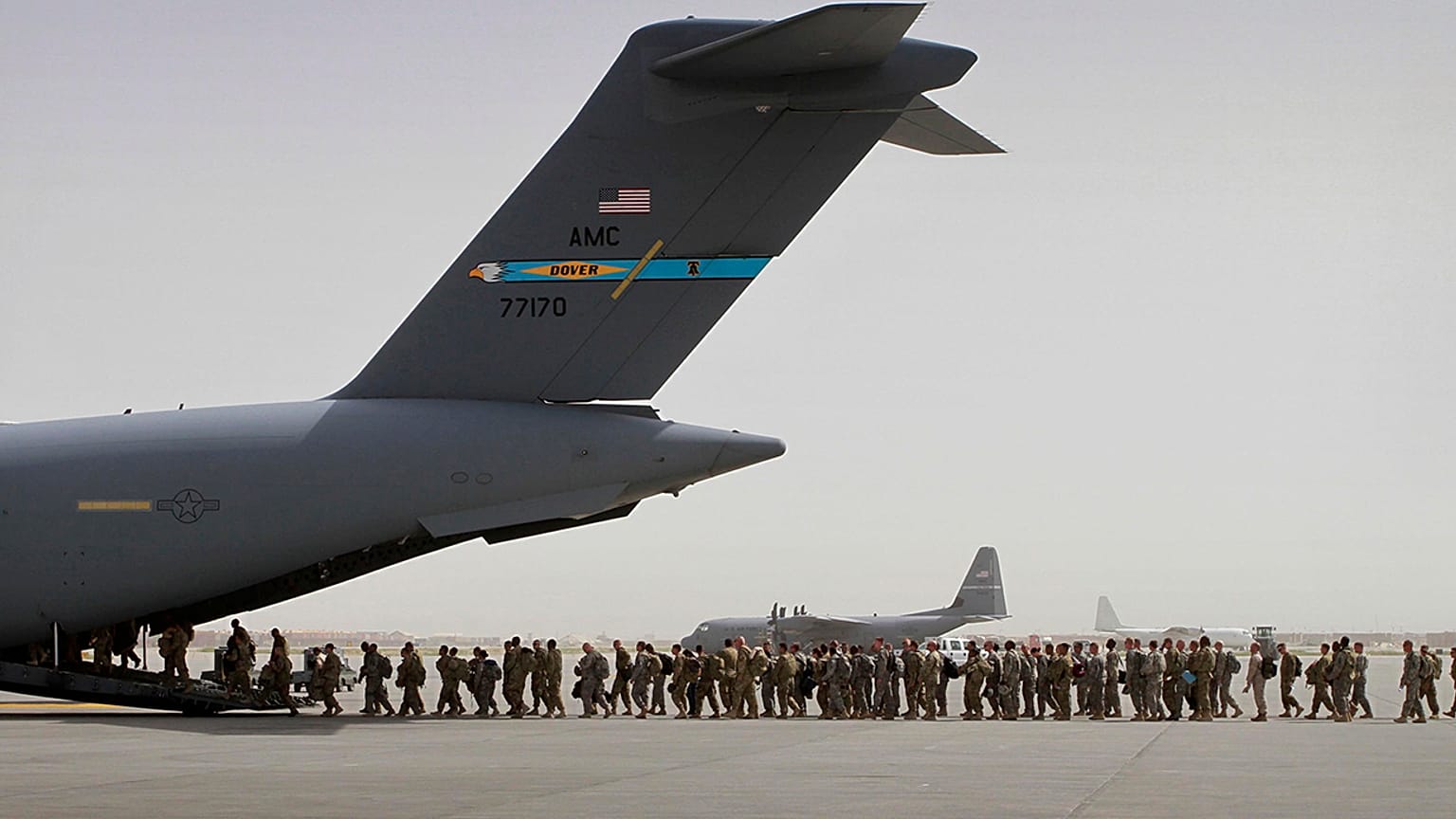 Afganistan'dan ayrılan Amerikan askerleri (arşiv)
