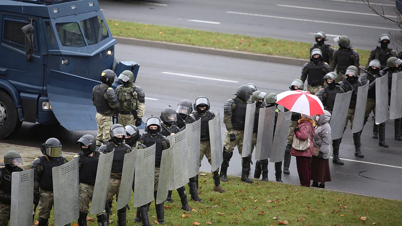 Rendőrsorfal zárja el a tüntetők útját Minszkben 2020. november 8-án