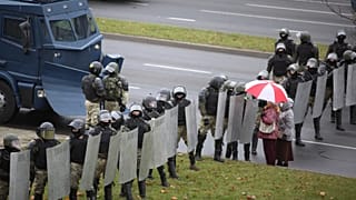 Rendőrsorfal zárja el a tüntetők útját Minszkben 2020. november 8-án