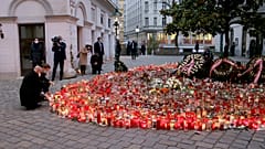 Az Európai Tanács elnöke, Charles Michel és Sebastian Kurz osztrák kancellár gyertyát gyújt a bécsi terrortámadás áldozataira emlékezve.