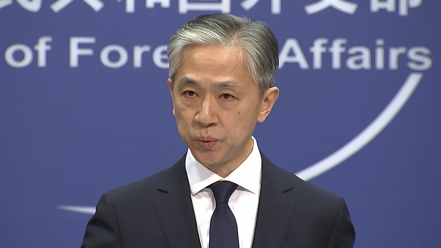 Wang Wenbin, le porte-parole de la diplomatie chinoise, félicitant Joe Biden pour sa victoire à la présidentielle américaine, le 13 novembre 2020 à Pékin 
