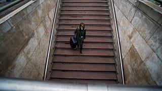 Magányosan az aluljáróba vezető lépcsőn - a szájmaszk már teljesen természetes látvány Budapest utcáin