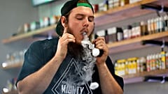 Devin Lambert, il manager di Good Guys Vape Shop, esala il vapore di una sigaretta elettronica a Biddeford, Maine (settembre 2019)