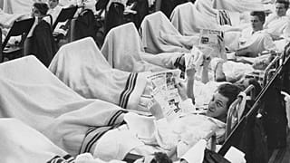 Militares en camilla durante la pandemia de 1957