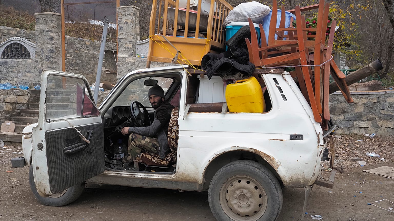 Cet homme s'apprête à quitter son village dans le Haut-Karabakh : la zone est désormais sous contrôle de l'Azerbaïdjan - le 13/11/2020