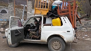 Cet homme s'apprête à quitter son village dans le Haut-Karabakh : la zone est désormais sous contrôle de l'Azerbaïdjan - le 13/11/2020
