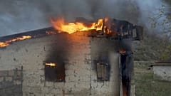 Bergkarabach: Armenier zünden ihre Häuser an und fliehen