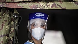 Medizinisches Militärpersonal hilft in Mailand aus