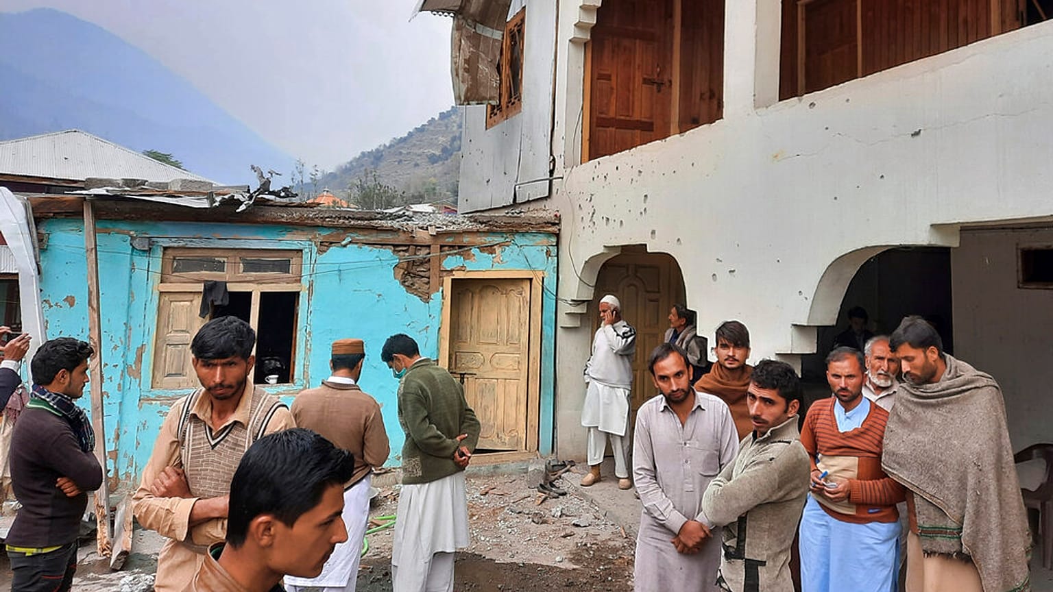 Pakistan yönetimindeki Keşmir'de Kontrol Hattı'nda yer alan Neelum Vadisi'ndeki bir köyde Hint kuvvetlerinin bombardımanı nedeniyle kısmen hasar oluştu