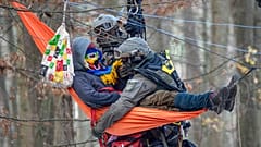 Polizisten gegen Protestierende im Dannenröder Forst