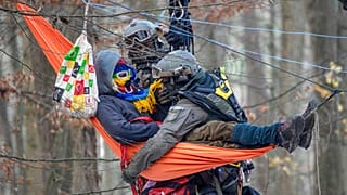 Polizisten gegen Protestierende im Dannenröder Forst