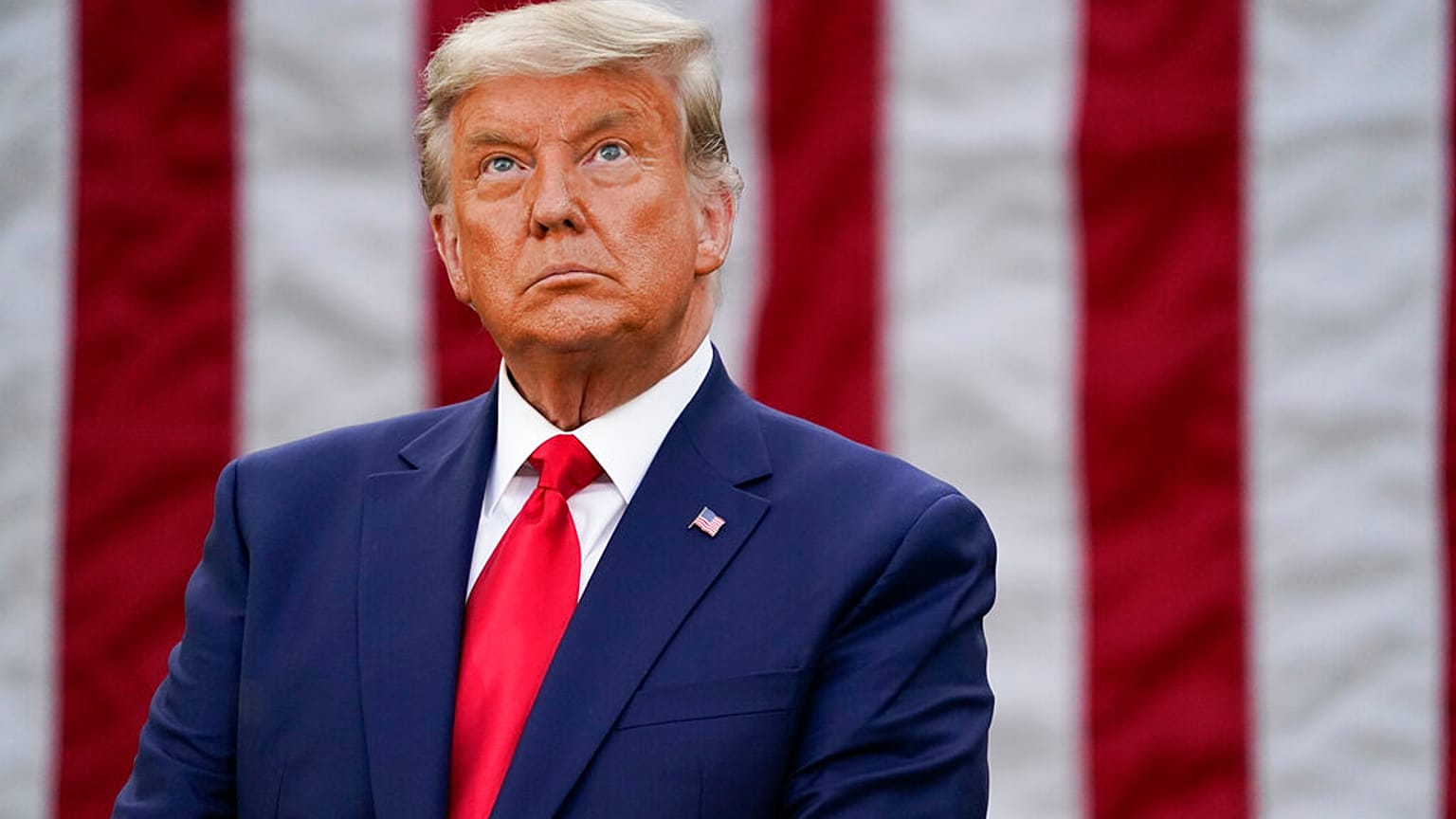 Trump stottert und haspelt, schreibt Impfstofferfolg sich zu