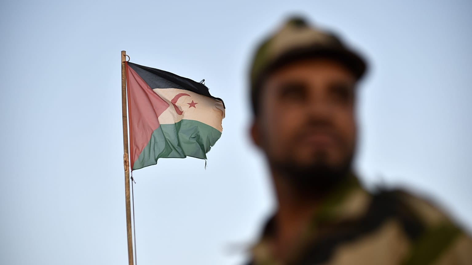جندي في الصحراء الغربية