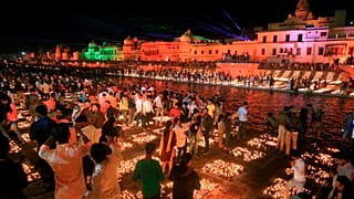 Voluntarios encienden lámparas en las orillas del río Saryu en Ayodhya, India, el 13 de noviembre de 2020.