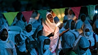 Cristianos ortodoxos etíopes rezan por la paz en la catedral de Medhane Alem, en la zona de Bole Medhanealem de la capital Addis Abeba, Etiopía, el 5 de noviembre de 2020.