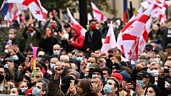 Νέες αντικυβερνητικές διαδηλώσεις έξω από το Κοινοβούλιο στην Τιφλίδα