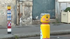 Verschönerte Alltagsgegenstände auf den Straßen von Versailles