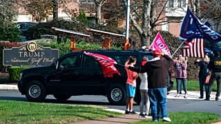 Nach dem Abstecher zur Massendemonstration wurde Trump zu seinem Golf-Klub in Kentucky chauffiert