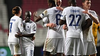 لاعبو المنتخب الفرنسي يحتفلون بفوزهم على البرتغال في دوري الأمم الأوروبية.