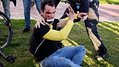 Un partidario del presidente Donald Trump herido después de ser atacado durante una manifestación pro-Trump, el 14 de noviembre de 2020, en Washington.