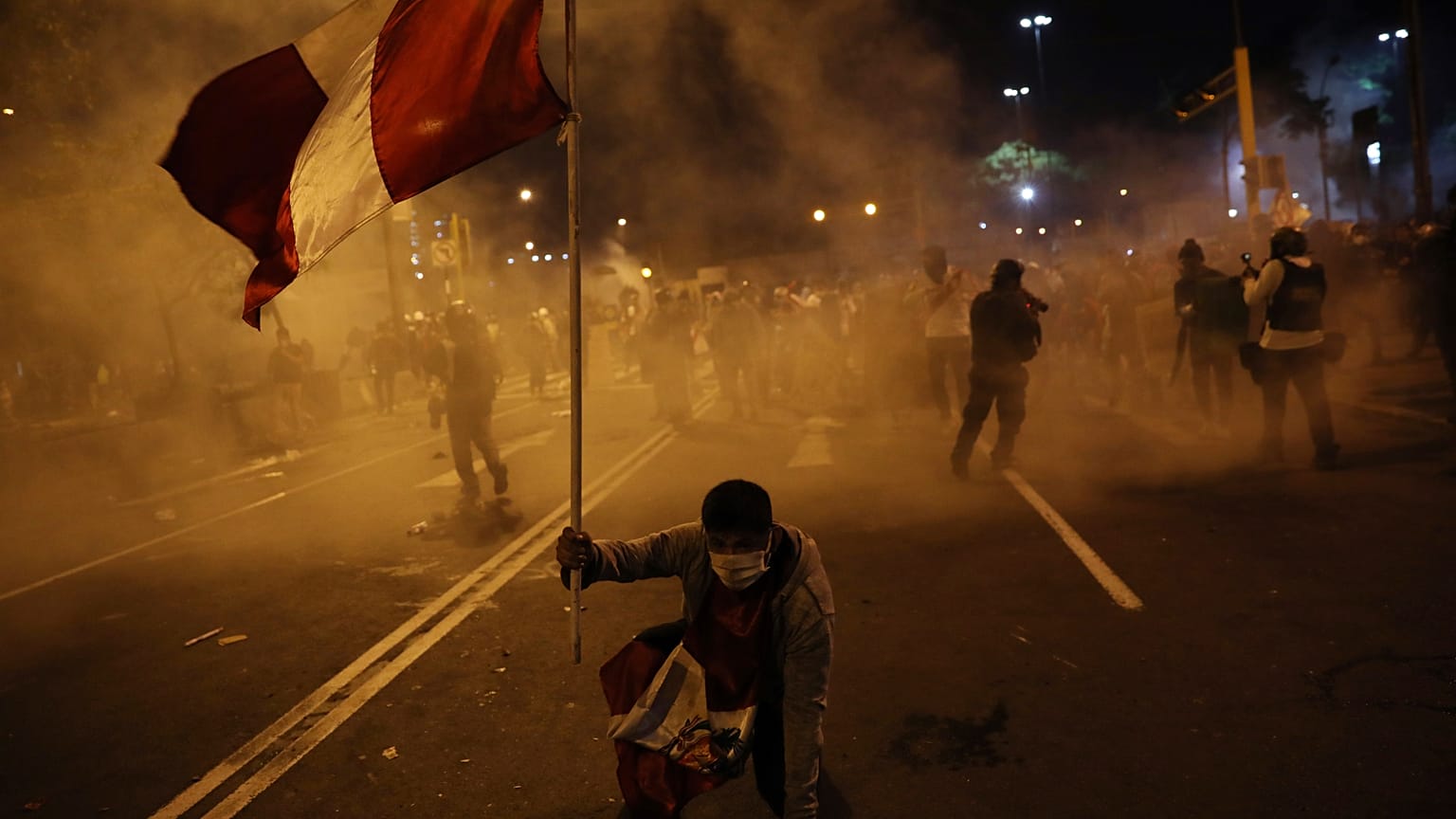 Un manifestante sujeta una bandera de Perú durante las protestas
