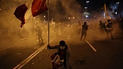 Un manifestante sujeta una bandera de Perú durante las protestas
