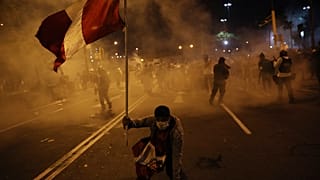 Un manifestante sujeta una bandera de Perú durante las protestas